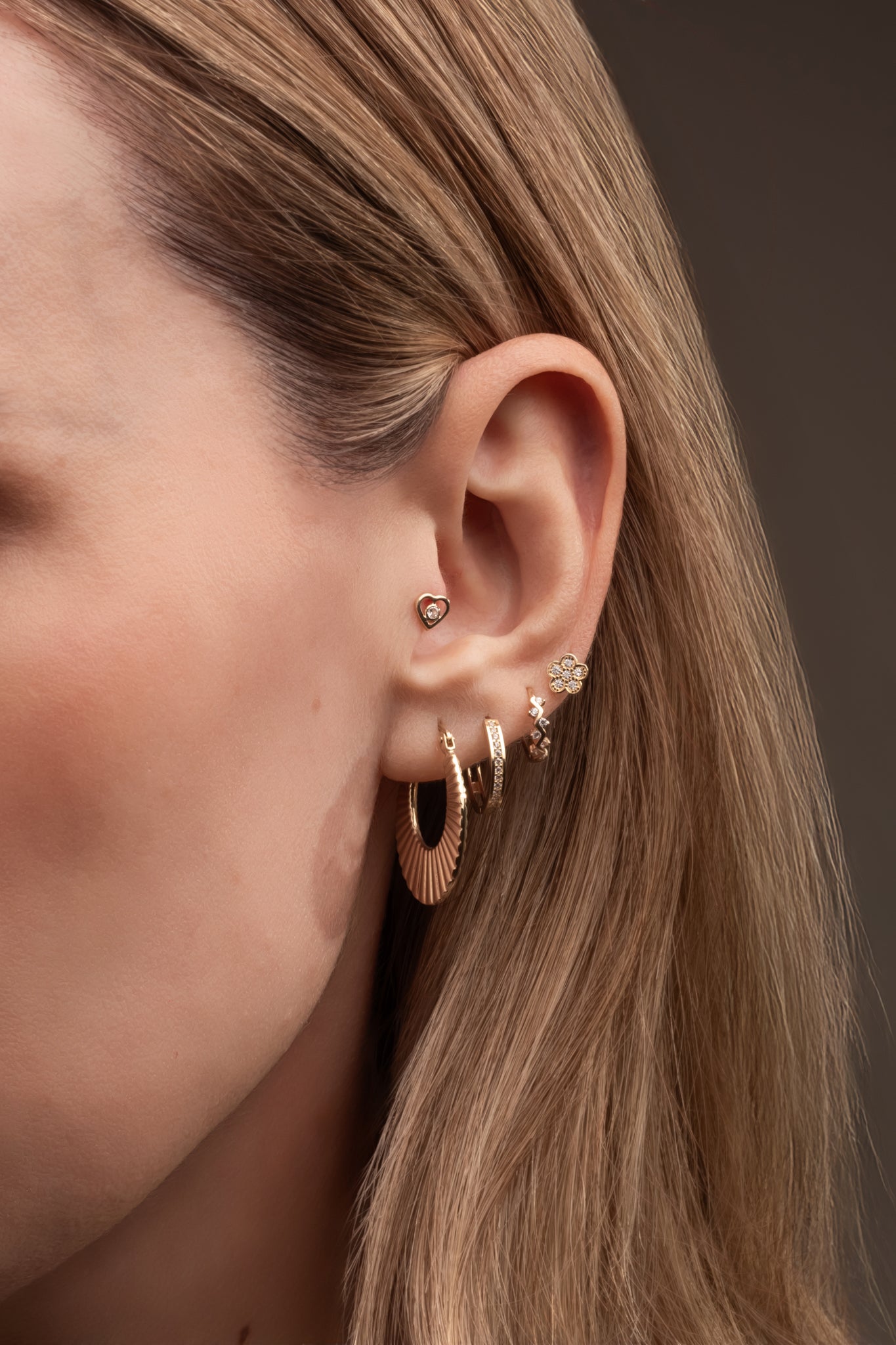 Arracada 10 kilates estilo de canasta plana.