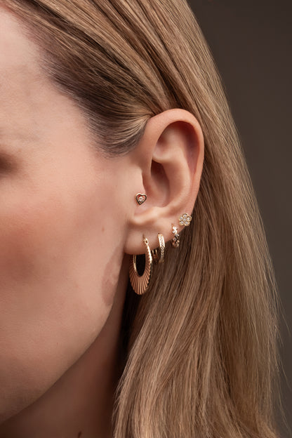 Arracada 10 kilates estilo de canasta plana.