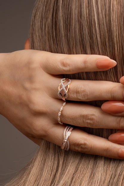 Anillo 10 kilates estilo de churumbela triple, dos líneas curviadas de zirconias blancas y una churumbela en oro rosado con zirconia cuadrada blanca.