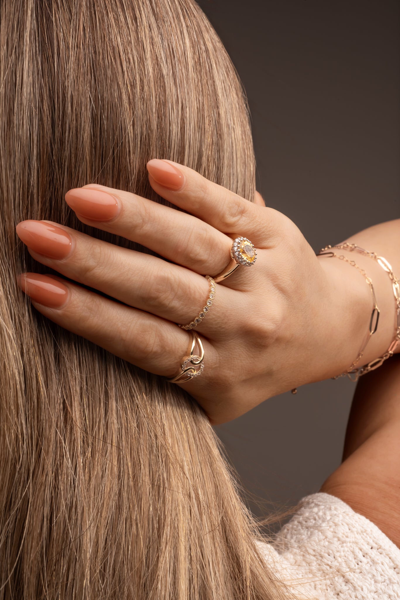 Anillo 10 kilates estilo de churumbela de zirconia blanca y biselado.