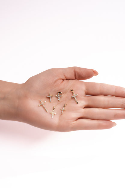 Dije 10 kilates cruz de zirconias de uñas