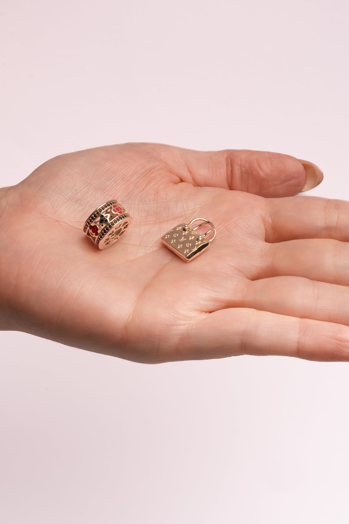 Dije 10 kilates forma de cilindro y flores esmaltadas rojo, negro y orillas de zirconias negras