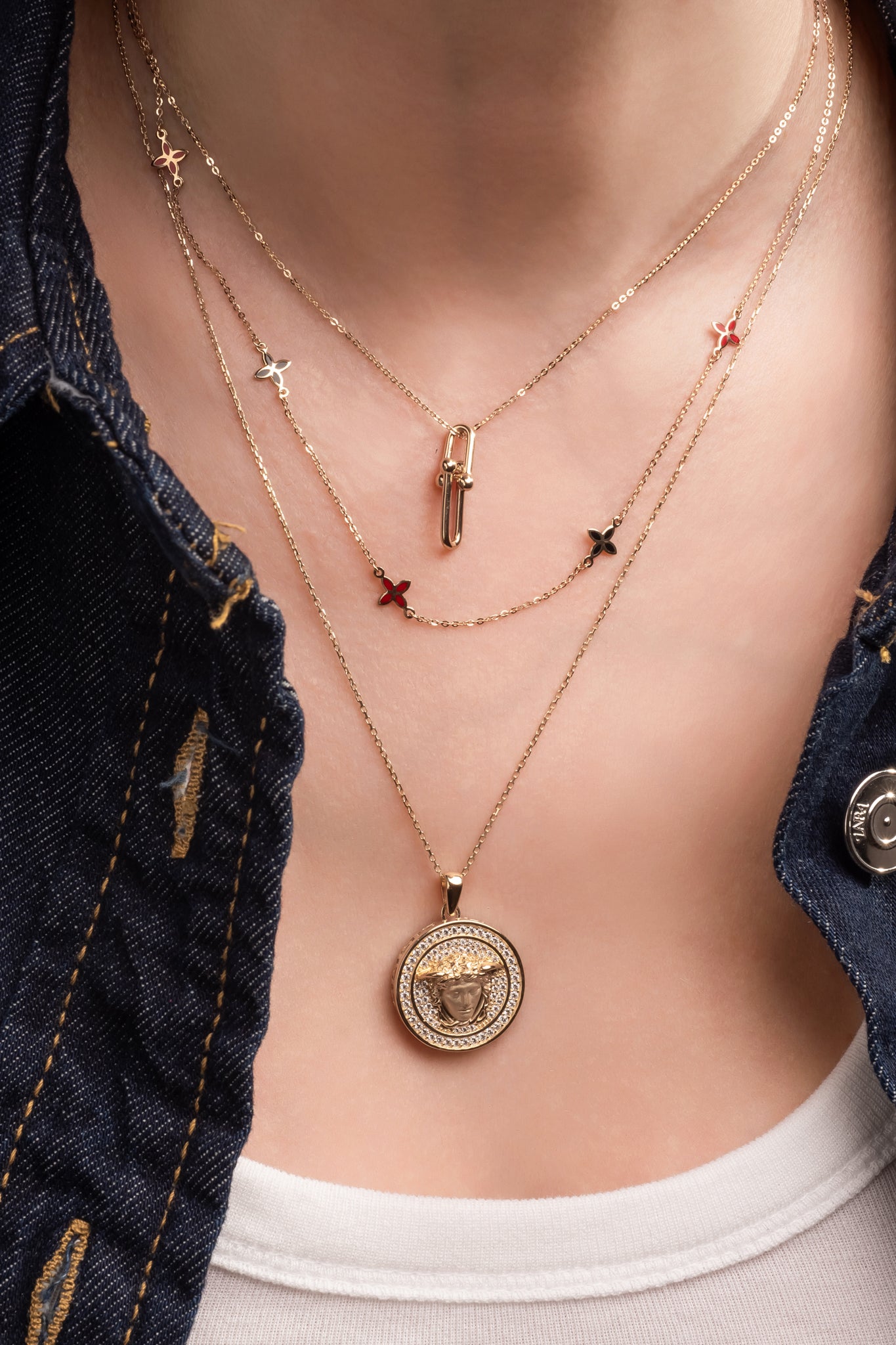 Gargantilla 10 kilates medalla de zirconias y cabeza de medusa lisa mate