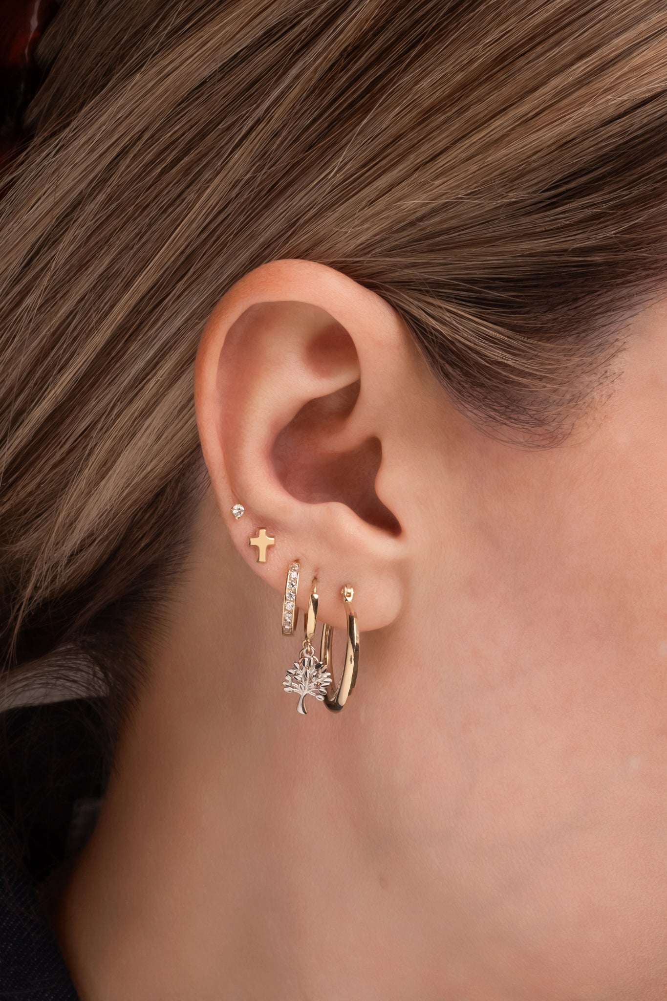 Huggie 10 kilates tres dijes en oro florentino: árbol, corazón e infinito.