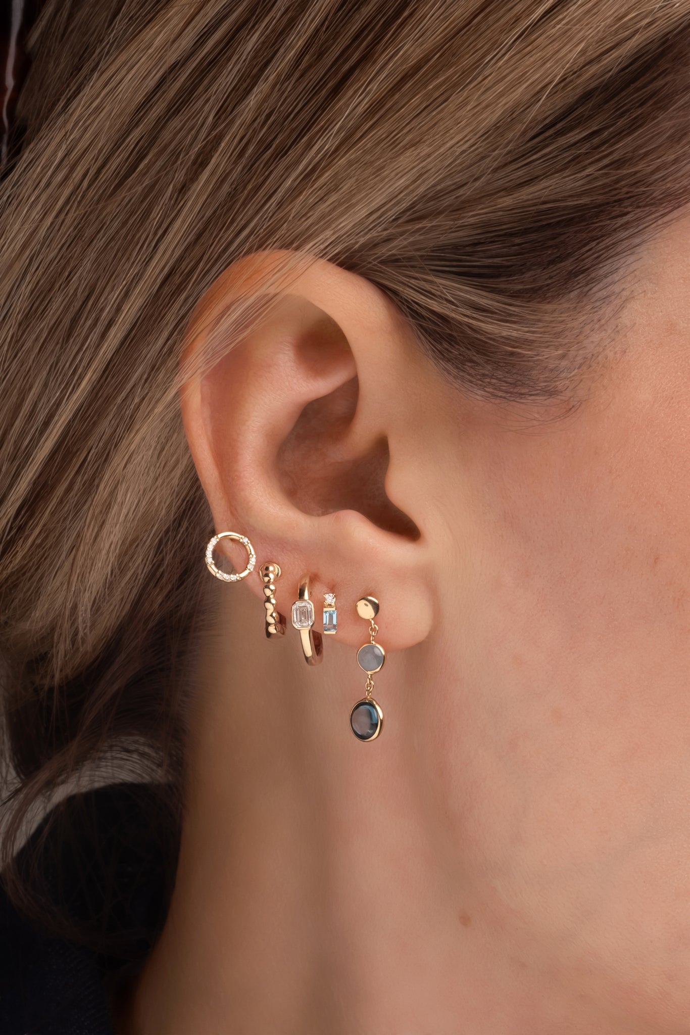 Arete de oro sólido en 14 kilates con aro y diamantes.