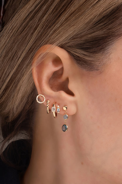 Arete de oro sólido en 14 kilates con aro y diamantes.