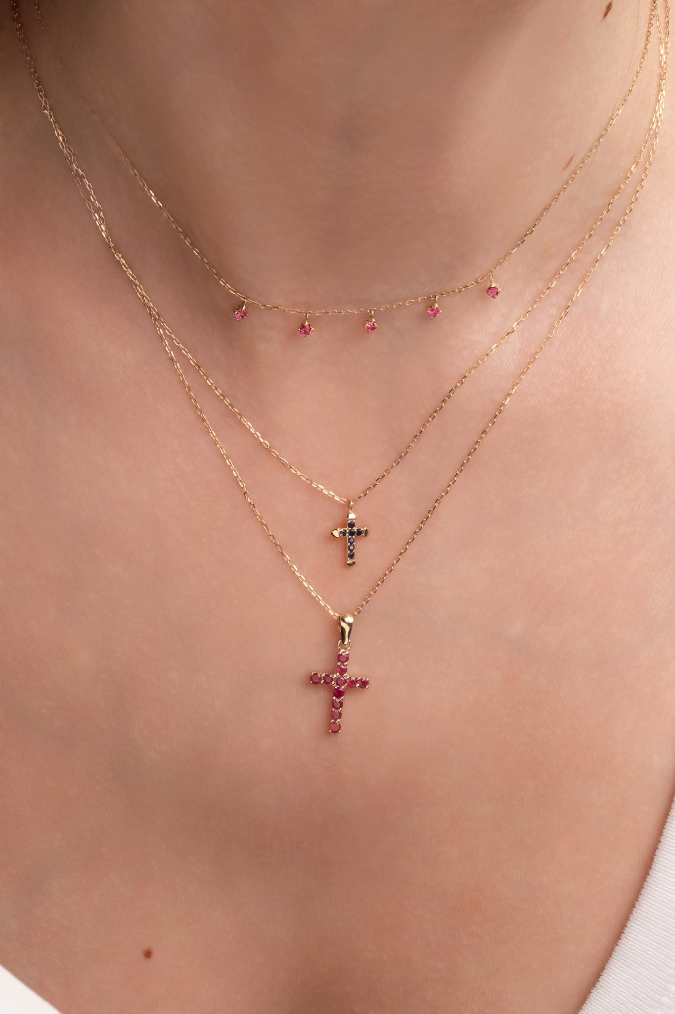 Gargantilla de oro sólido en 14 kilates con cruz de rubies.