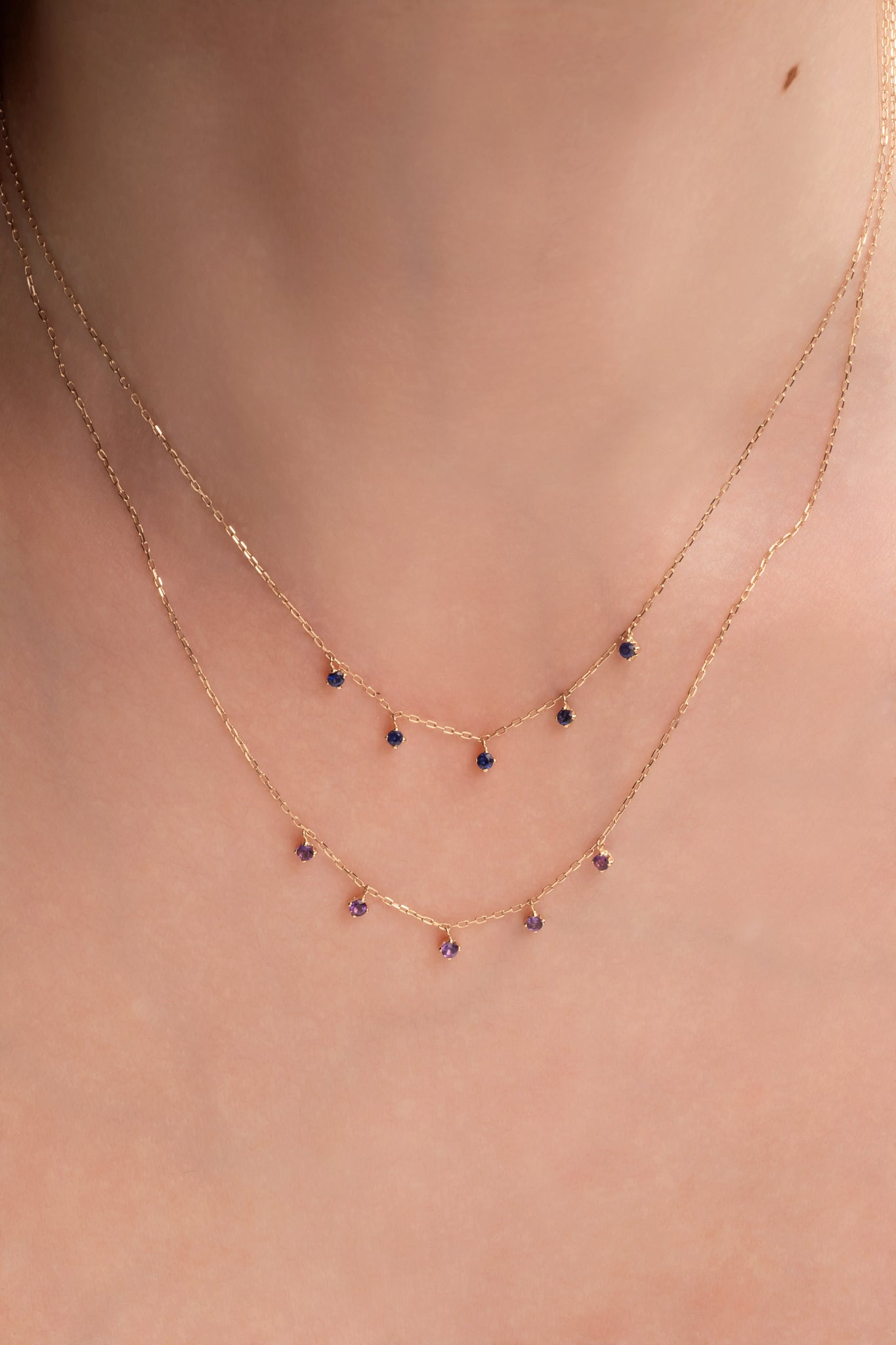 Gargantilla de oro sólido en 14 kilates con cinco zafiros de 2mm colgantes.