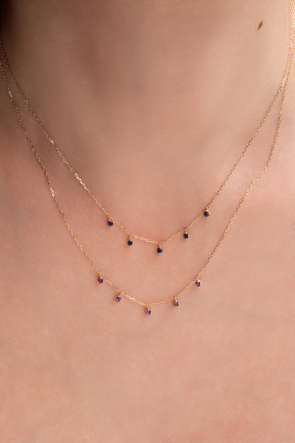 Gargantilla de oro sólido en 14 kilates con cinco zafiros de 2mm colgantes.