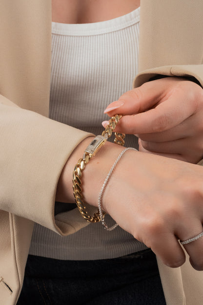 Pulsera de oro sólido en 10 kilates con tejido tenis oro blanco.