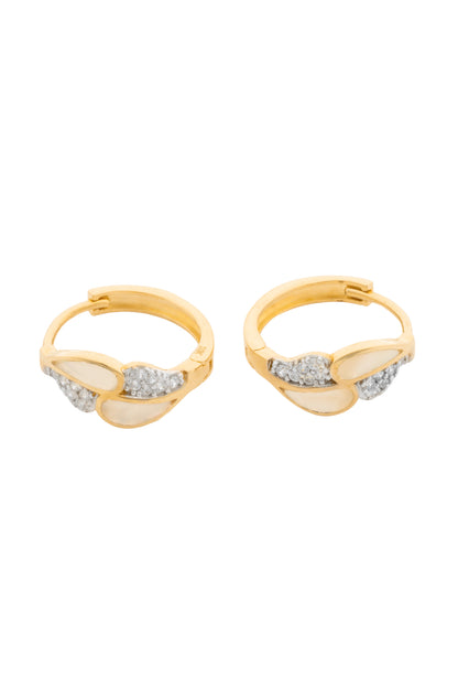 Huggie en 10 kilates con gotas de madre perla y zirconias