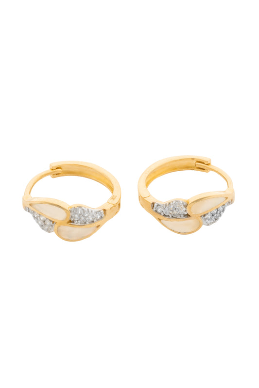 Huggie en 10 kilates con gotas de madre perla y zirconias