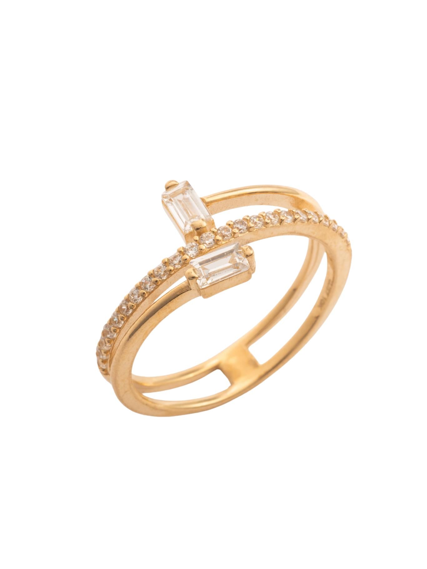 Anillo 10 kilates churumbela y dos brazos lisos intercalados arriba y abajo y en punta zirconias rectangulares.png