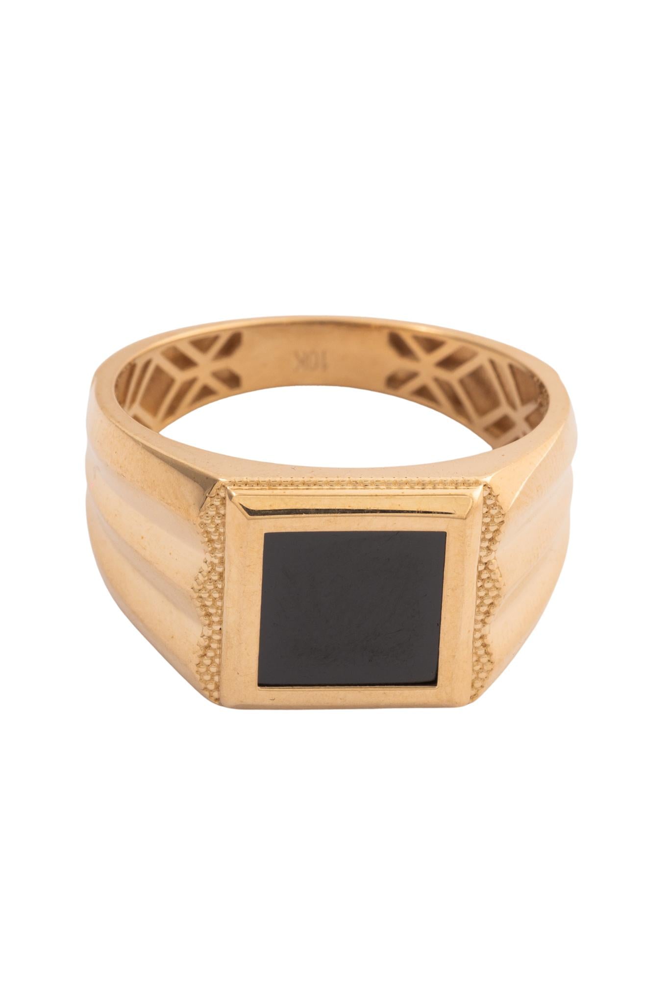 Anillo 10 kilates con forma ancha decreciente y centro cuadro esmaltado negro..png
