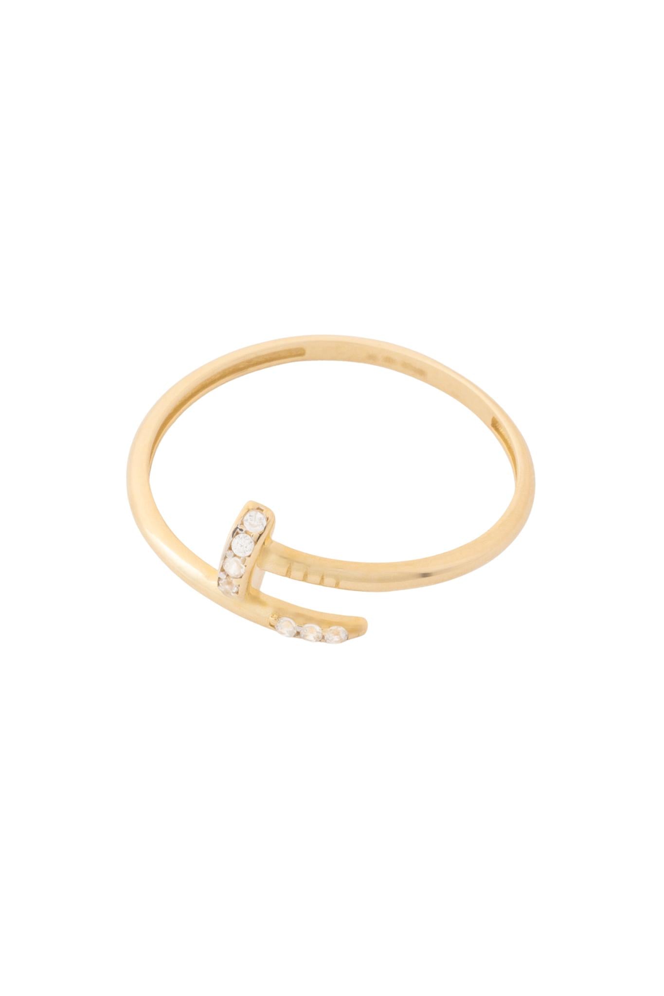 Anillo 10 kilates con forma de clavo liso y puntas con zirconias..png