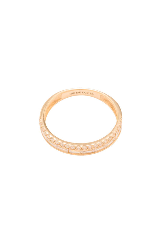 Anillo 10 kilates estilo de churumbela partida a la mitad, un lado zirconias circulares y el otro rectangulares blancas..png