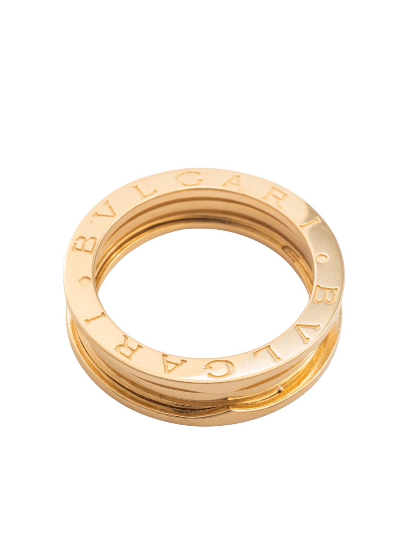 Anillo 10 kilates líneas lisas y laterales letras grabadas.png