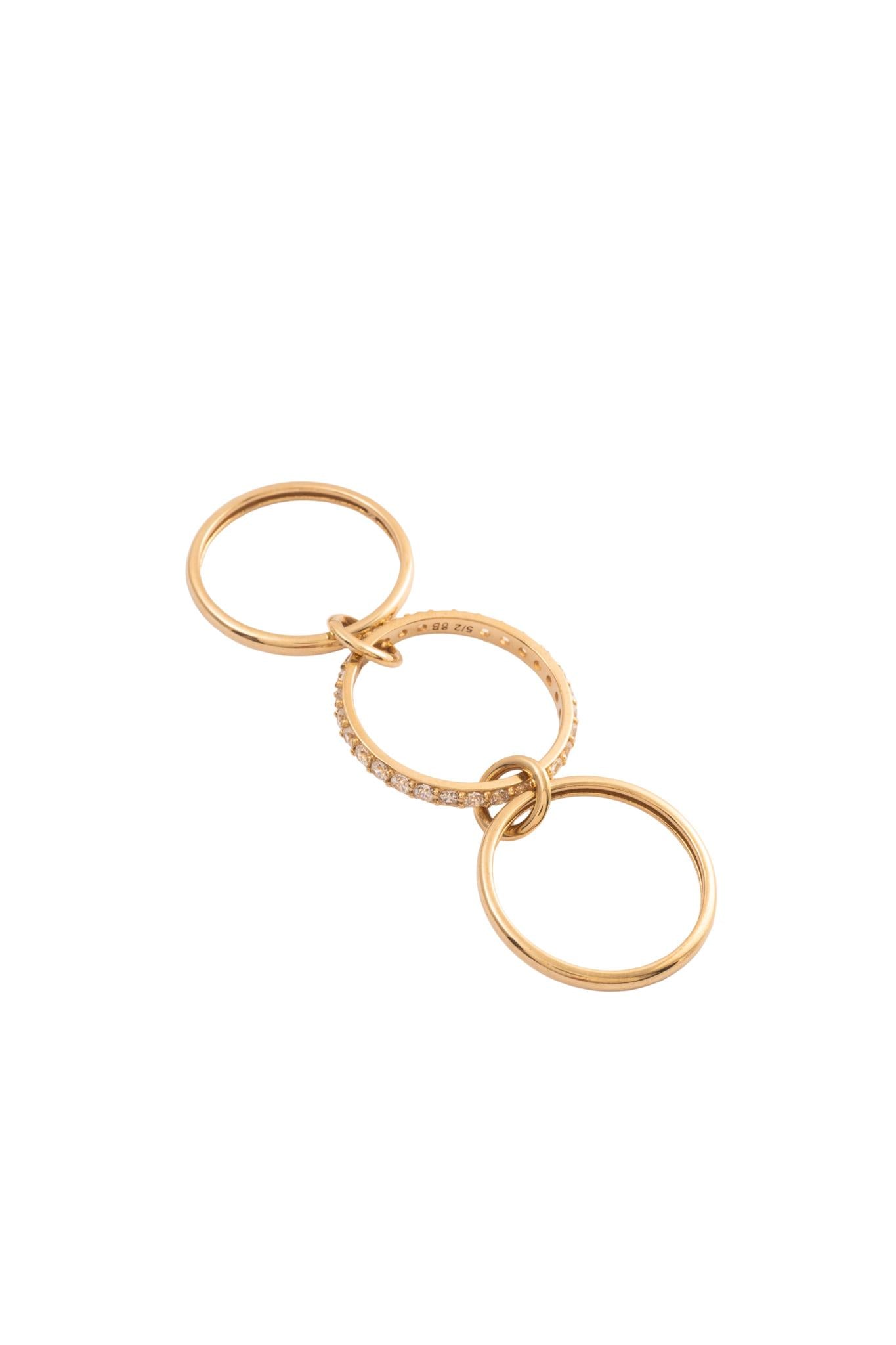 Anillo 10 kilates tres aros enlazados, dos lisos y una churumbela..png