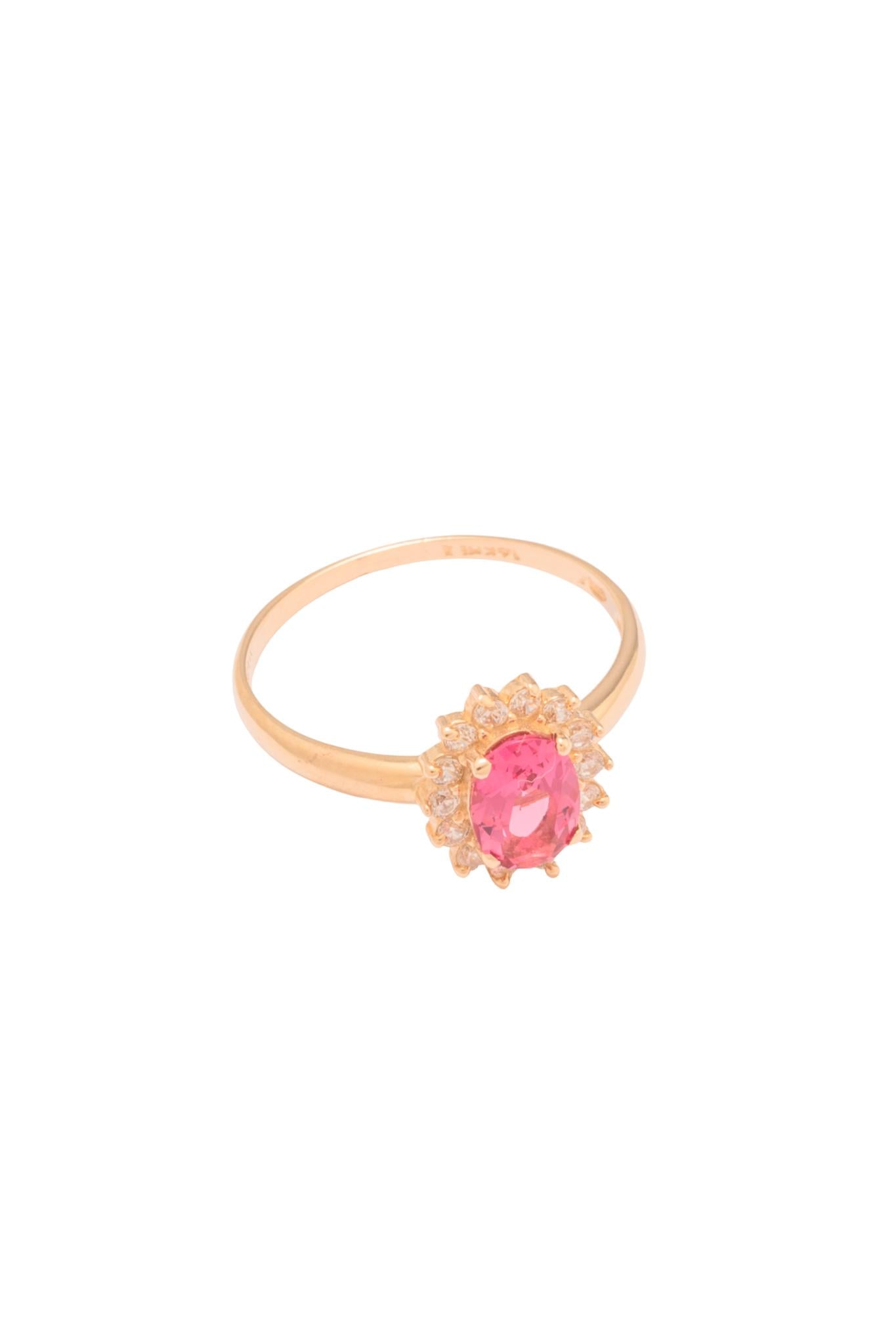Anillo 10 kilates una piedra ovalada de color rosado, un contorno de flor de zirconia blanca y un brazo delgado..png