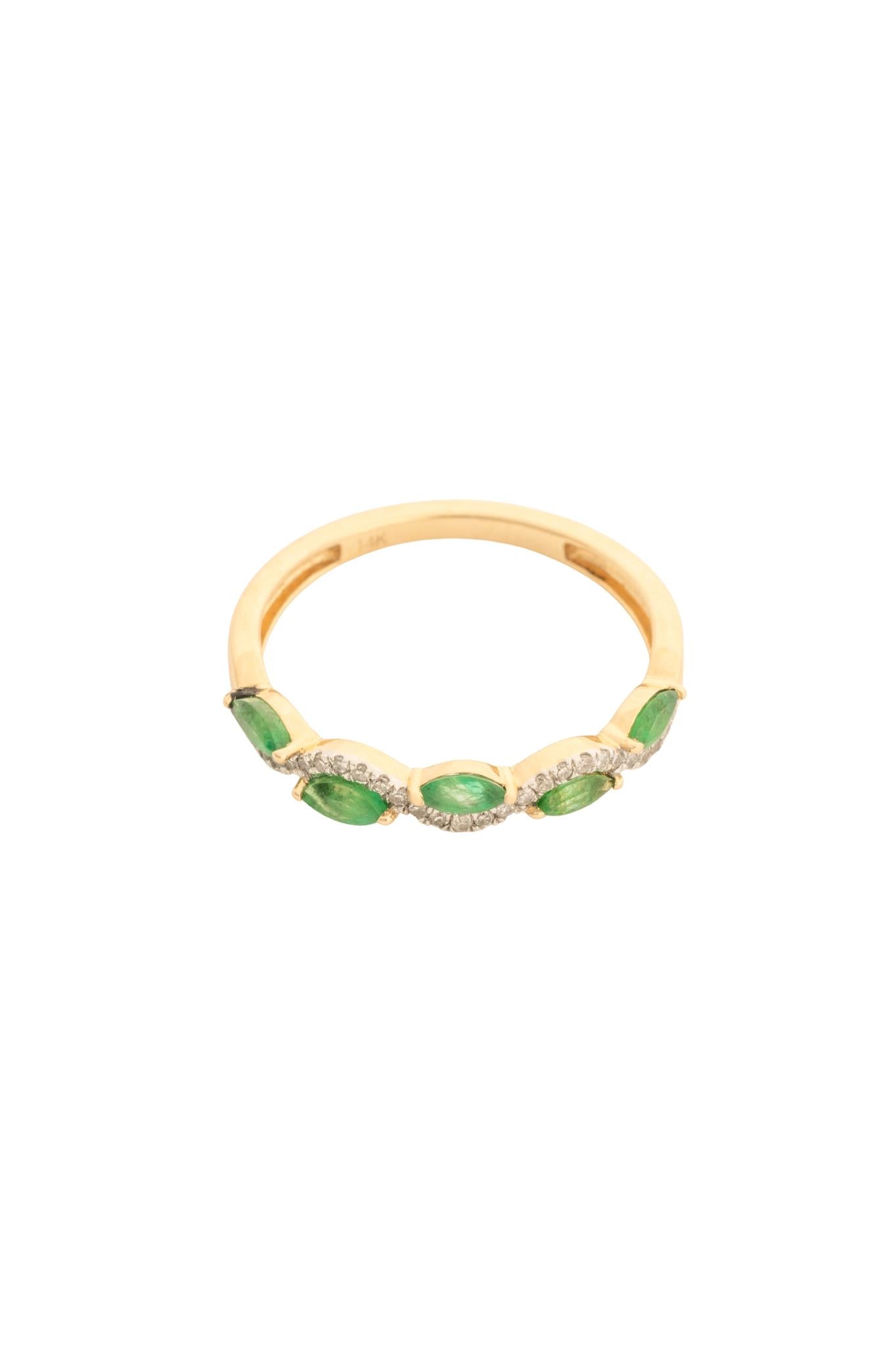 Anillo 14K con cinco esmeraldas corte marquise y línea ondulada de diamantes chicos circulares..png