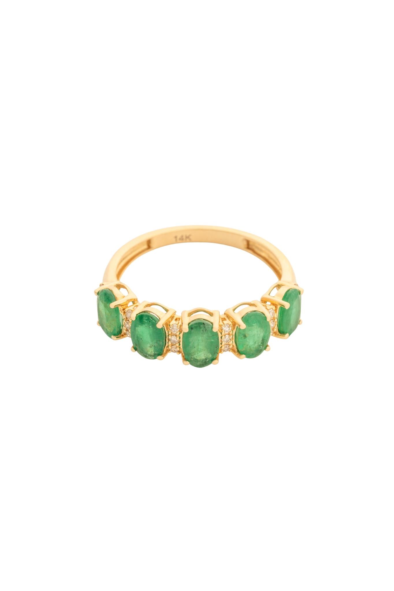 Anillo 14K con cinco esmeraldas corte oval y dos diamantes chicos intercalados..png