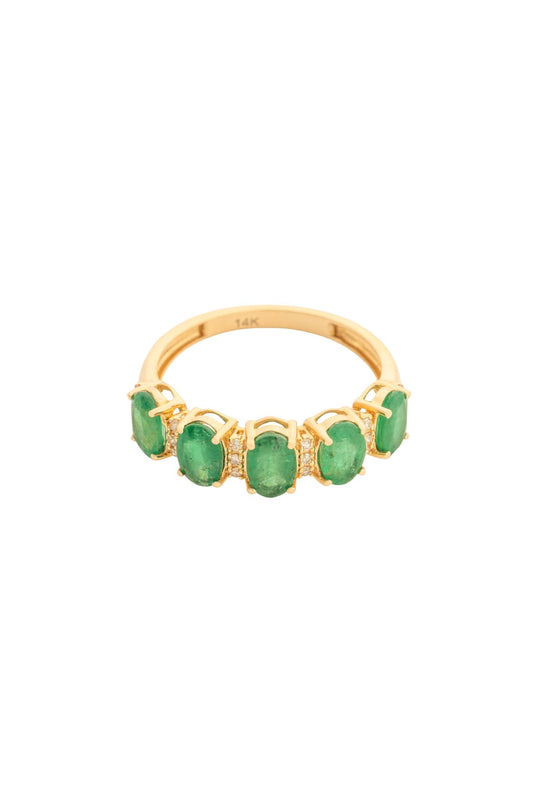 Anillo 14K con cinco esmeraldas corte oval y dos diamantes chicos intercalados..png