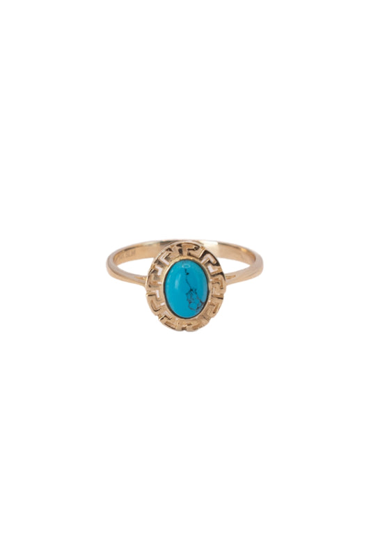 Anillo 14 kilates con brazo fino y centro piedra turquesa contorno grecas huecas de oro..png