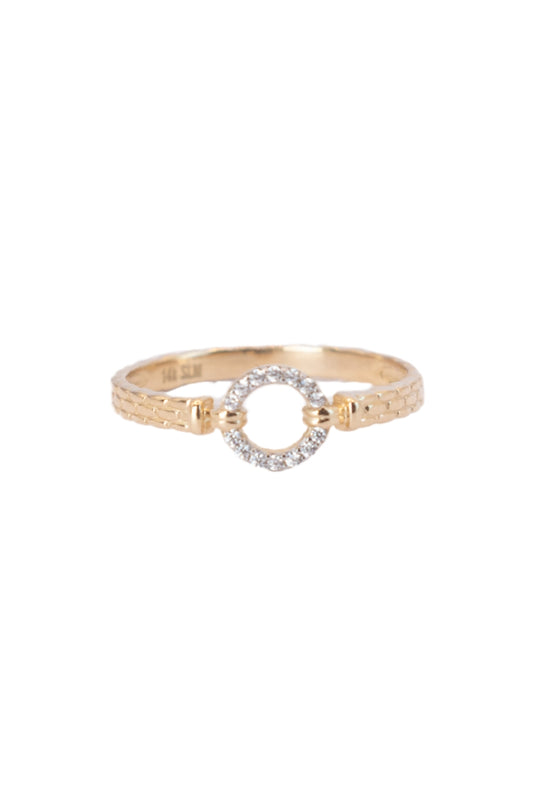 Anillo 14 kilates con brazo tejido tipo cuerda y centro contorno circular zirconias..png