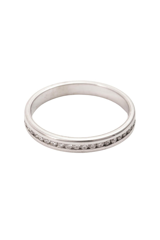Anillo churumbela completa de 14 kilates con zirconias blancas y bisel liso en oro blanco..png