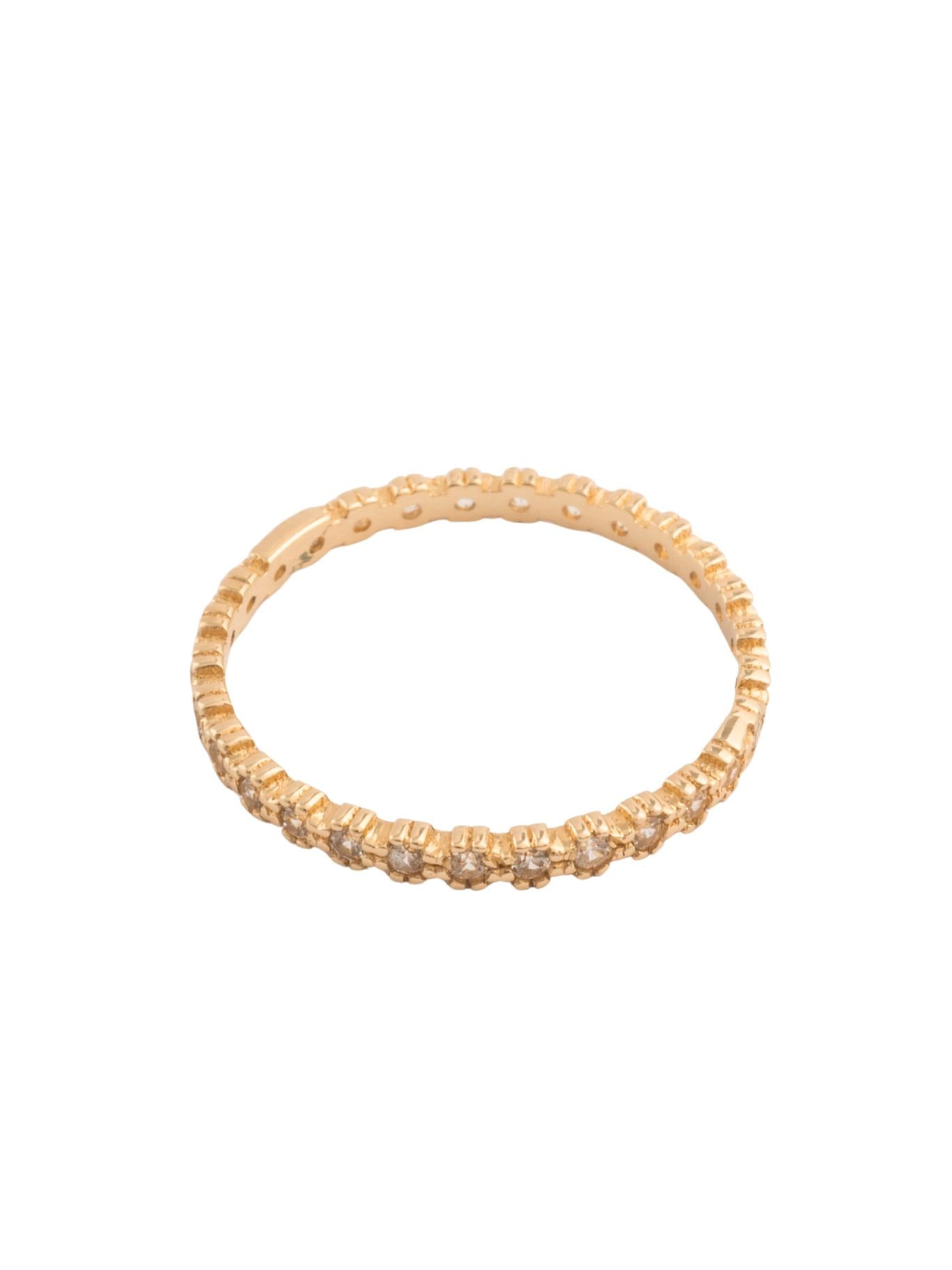 Anillo churumbela de oro sólido en 14 kilates con media churumbela de zirconias blancas con contorno definido..png