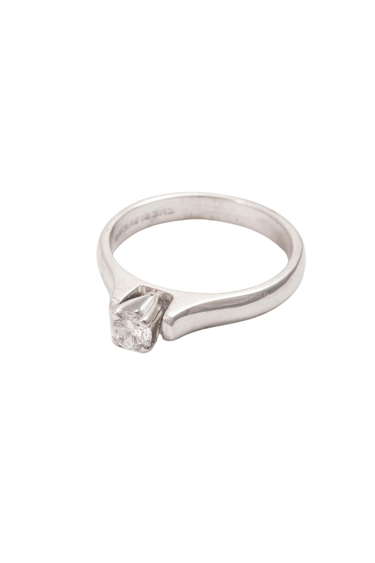 Anillo de compromiso de 14 kilates con zirconia central y base gruesa en oro blanco..png