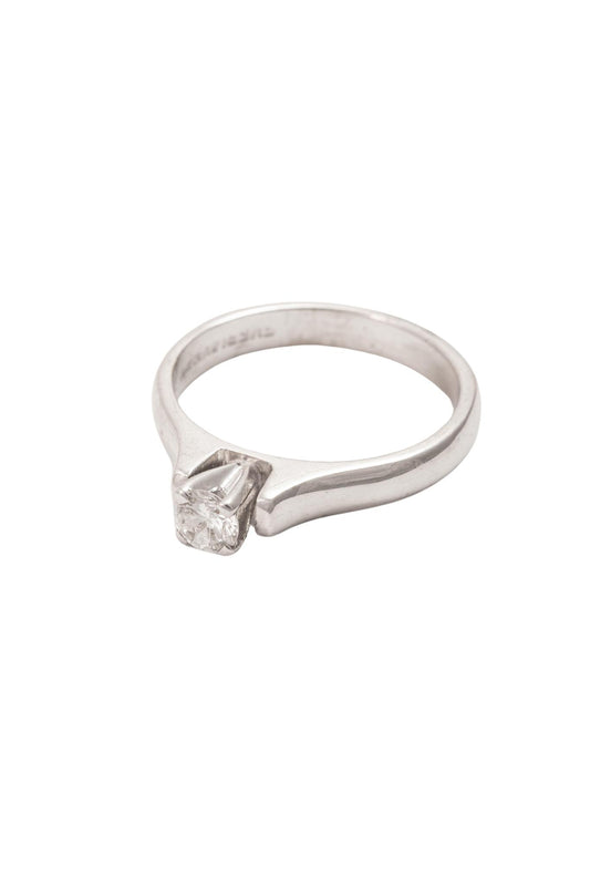 Anillo de compromiso de 14 kilates con zirconia central y base gruesa en oro blanco..png