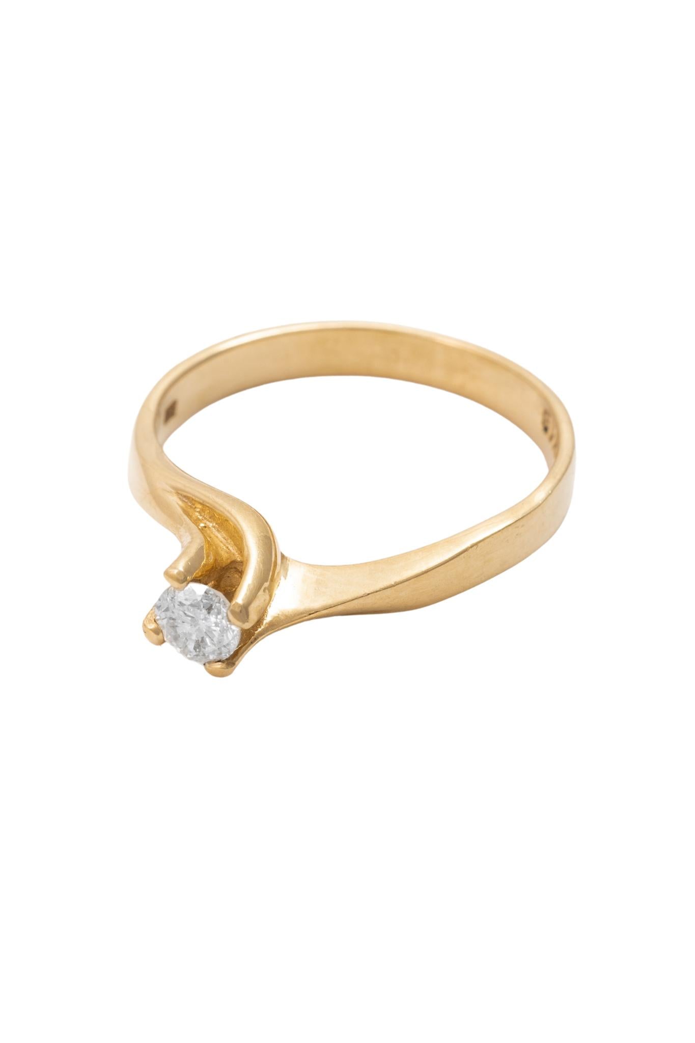 Anillo de compromiso de oro solido de14 kilates con un diamante en el centro cruzado 0.19 CT.png