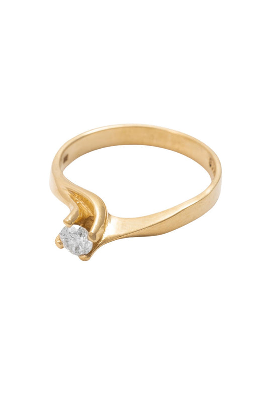 Anillo de compromiso de oro solido de14 kilates con un diamante en el centro cruzado 0.19 CT.png