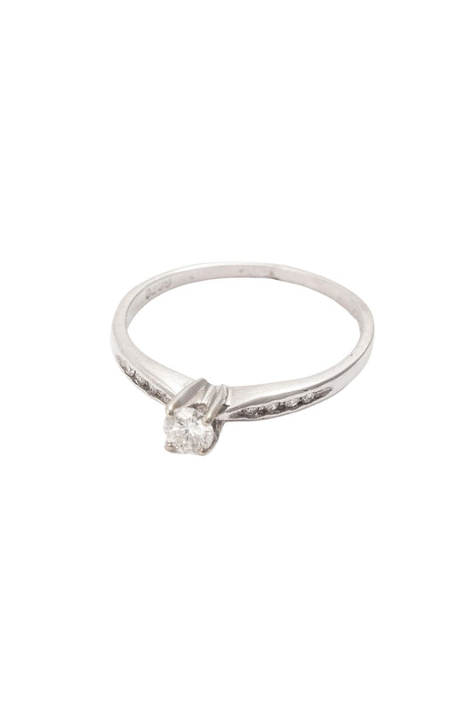 Anillo de compromiso de oro solido de 14 kilates con un diamante en el centro.png