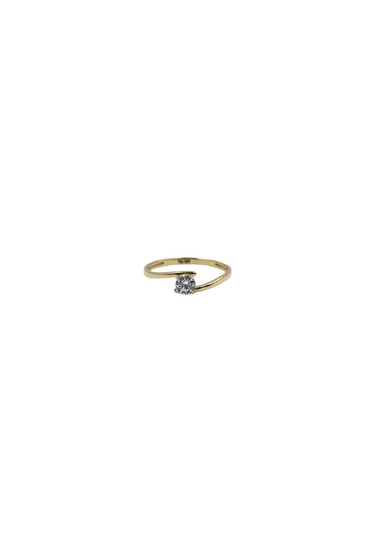 Anillo de compromiso de oro sólido en 10 kilates con una zirconia en el centro.png