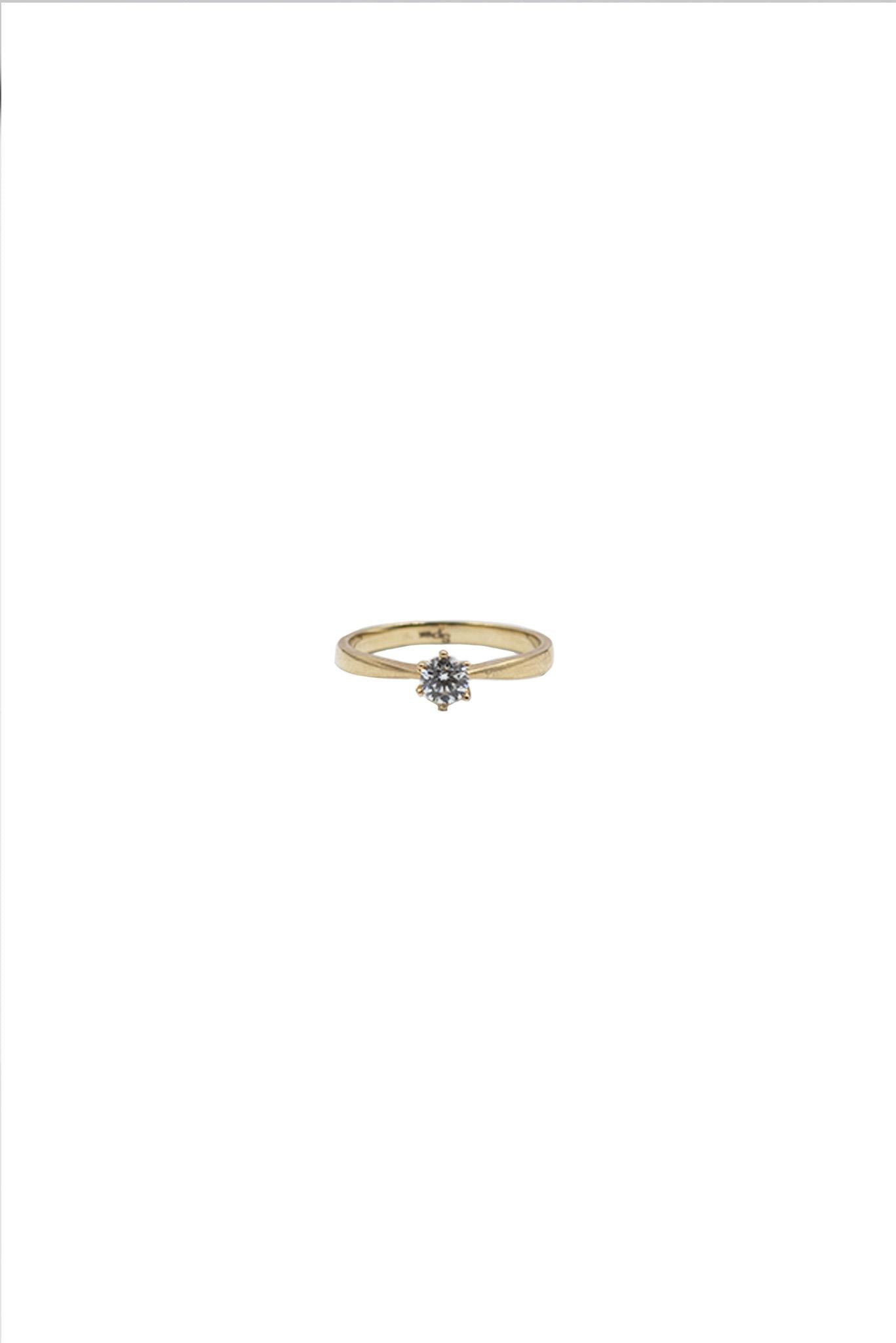 Anillo de compromiso de oro sólido en 10 kilates con una zirconia en el centro.png