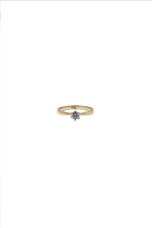Anillo de compromiso de oro sólido en 10 kilates con una zirconia en el centro.png
