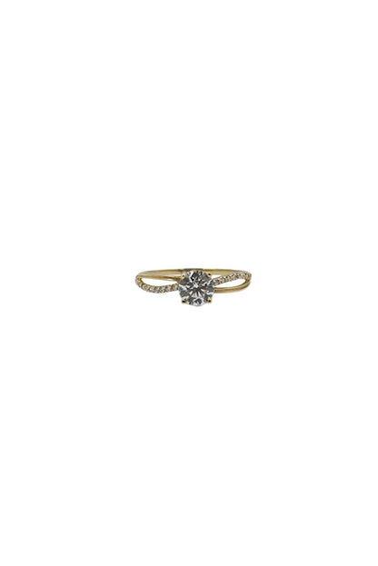 Anillo de compromiso de oro sólido en 10 kilates con una zirconia en medio y al rededor con un estilo cruzado.png