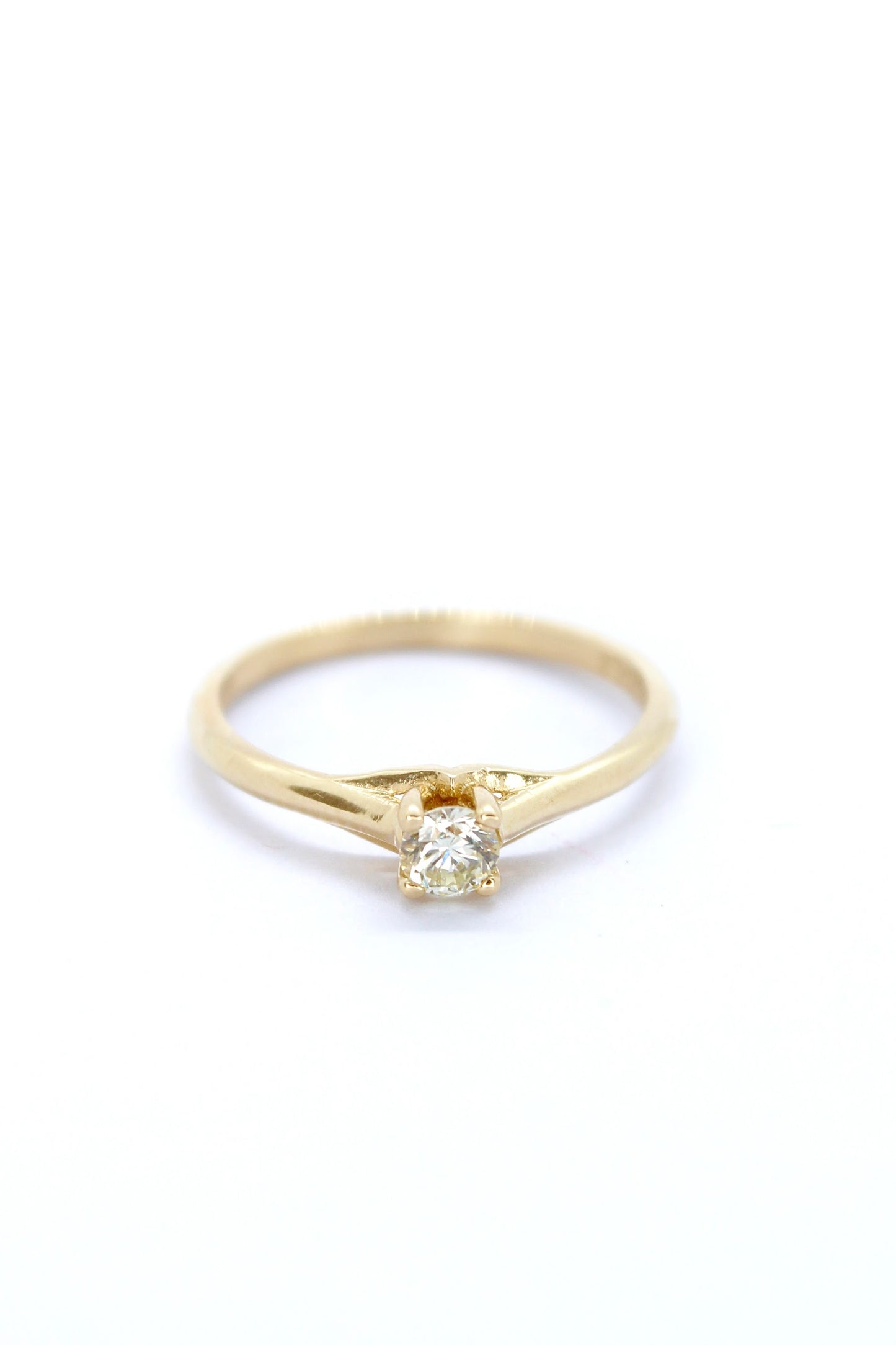 Anillo de compromiso de oro sólido en 14 kilates con diamante de 15 ct brazo fino.png