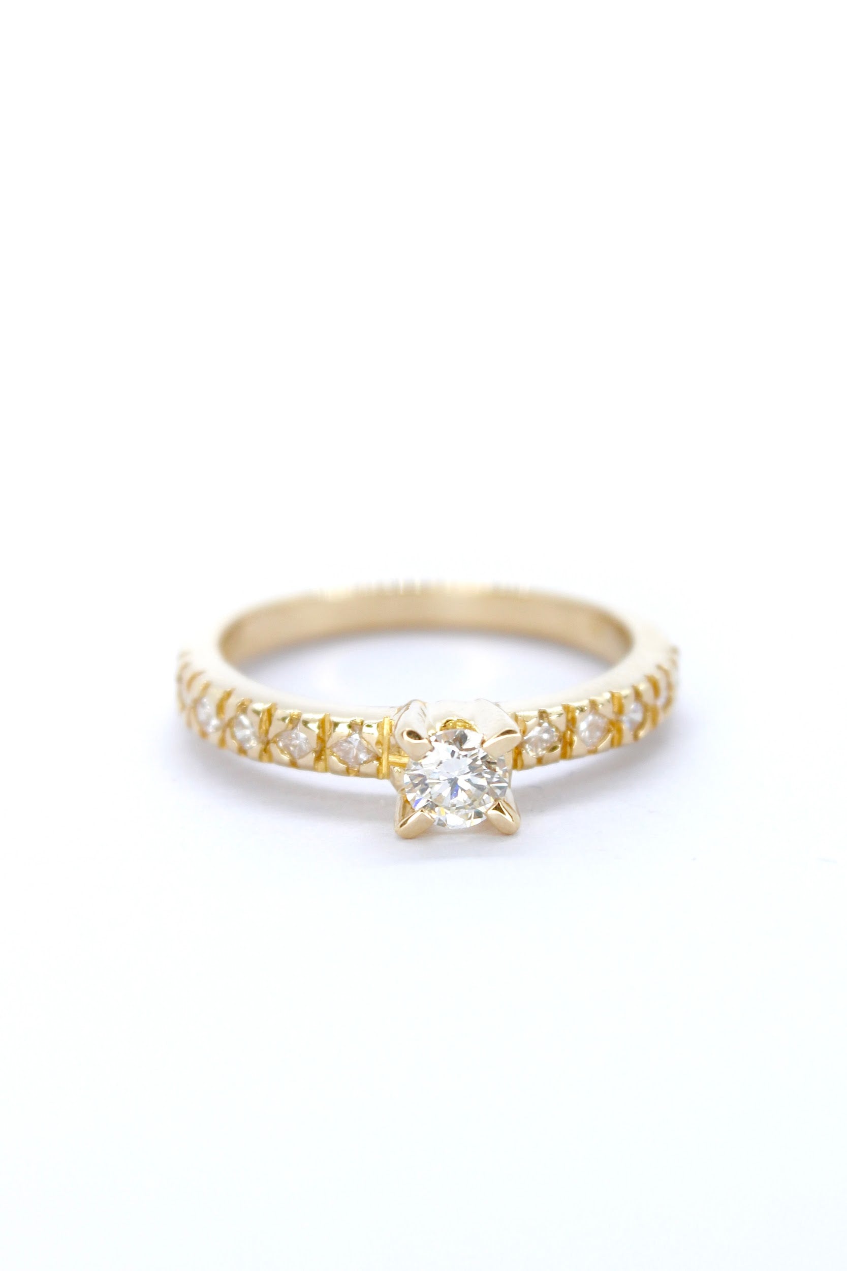 Anillo de compromiso de oro sólido en 14 kilates con diamante de 25 ct y brazo de churumbela de diamantes.png