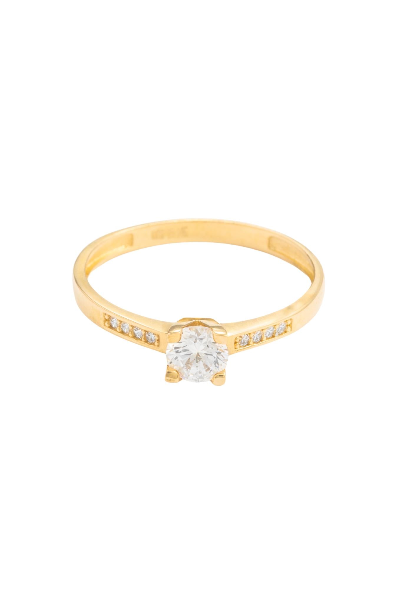 Anillo de compromiso en 14 kilates con zirconias laterales biseladas.png