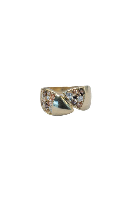 Anillo de oro 10 kilates con brazos gruesos y dos picos encontrados con zirconias en gotas..png