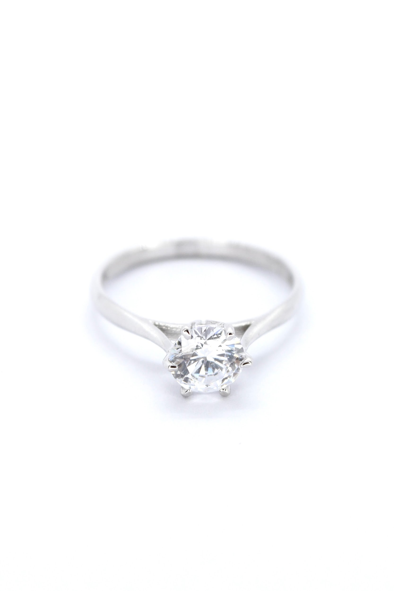 Anillo de oro blanco solido de 14 kilates de compromiso con una pierdra .png