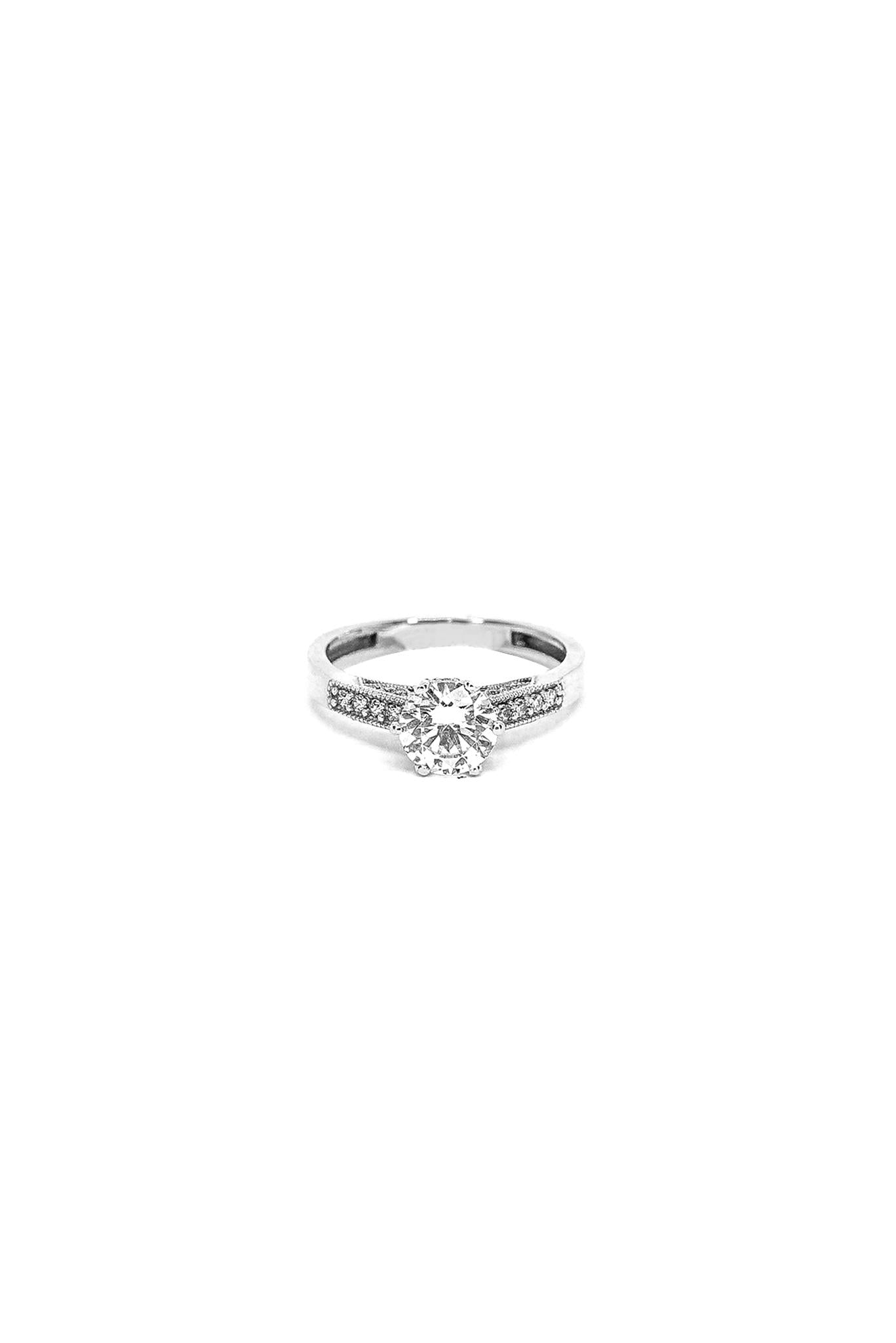 Anillo de oro blanco solido en 14 kilates de compromiso con una piedra zirconia en el centro y al rededor del anillo.png