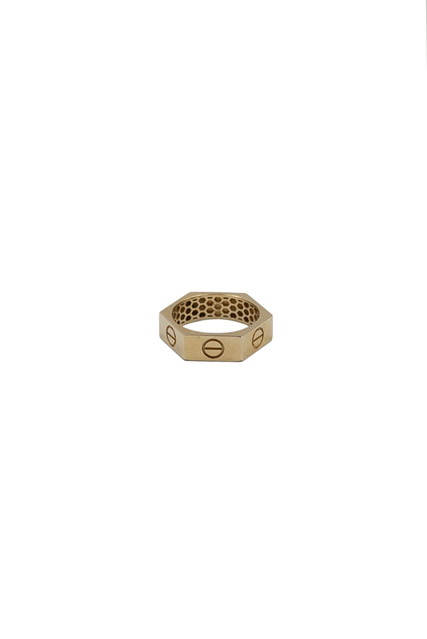 Anillo de oro solido de 14 kilates con forma de hexagono y con simbolos de clavo .png