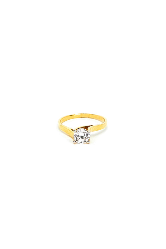 Anillo de oro solido de 14 kilates de compromiso con una pierdra zirconia en el centro cruzada.png