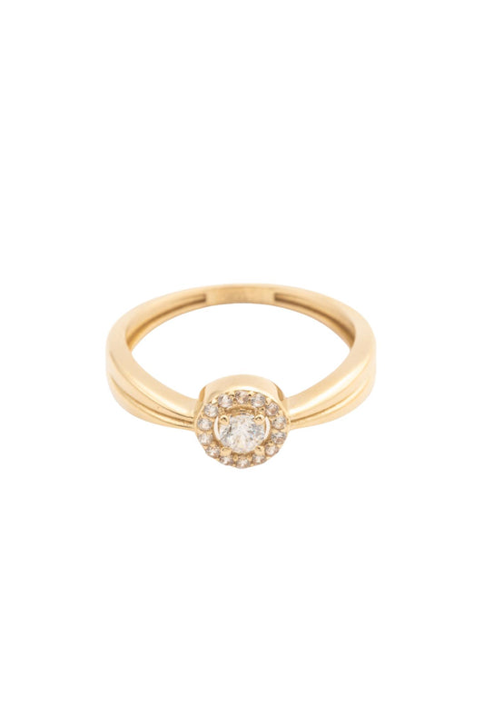 Anillo de oro sólido en 10 kilates con brazo ancho decreciente y centro zirconia blanca grande con contorno de zirconias minis..png