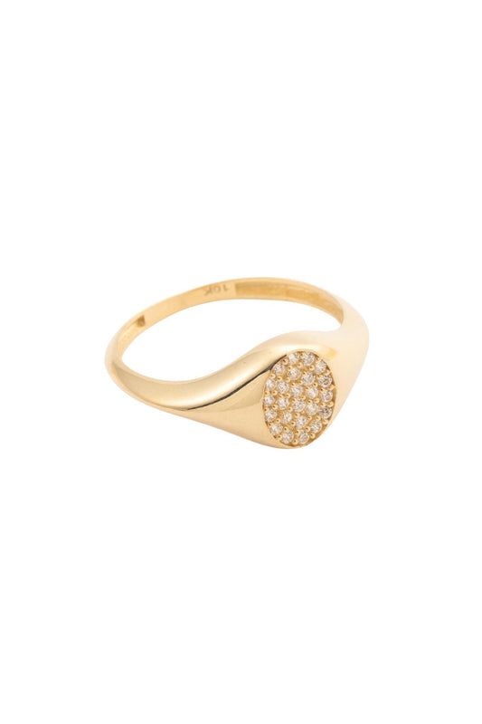 Anillo de oro sólido en 10 kilates con brazo liso decreciente y centro óvalo de zirconias minis..png