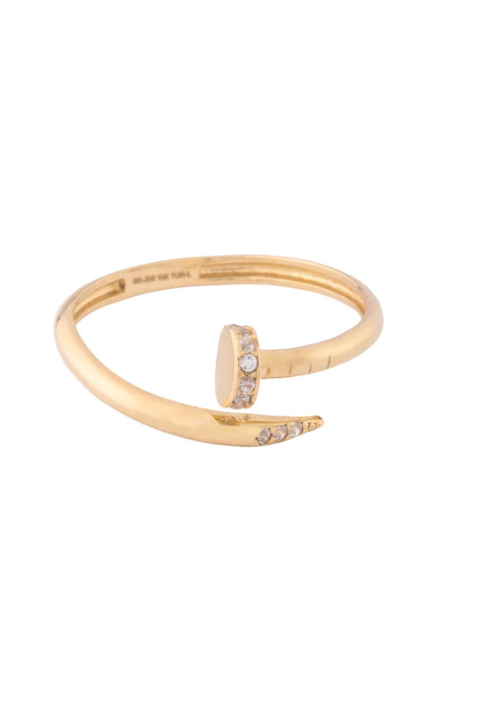 Anillo de oro solido en 10 kilates con forma de clavo, en la parte de arriba una linea de zirconia y en la punta tambien.png